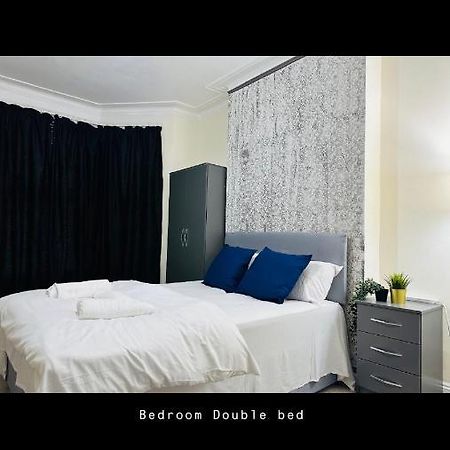 2 Bedroom Double Bed In East Londra Exterior foto