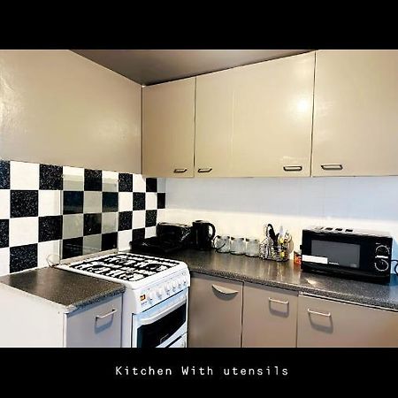 2 Bedroom Double Bed In East Londra Exterior foto