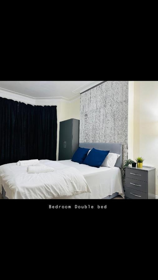 2 Bedroom Double Bed In East Londra Exterior foto