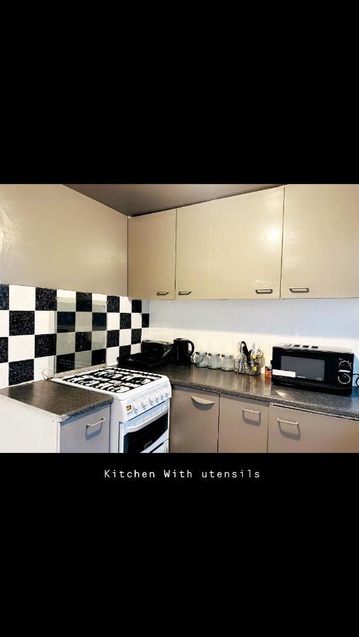 2 Bedroom Double Bed In East Londra Exterior foto