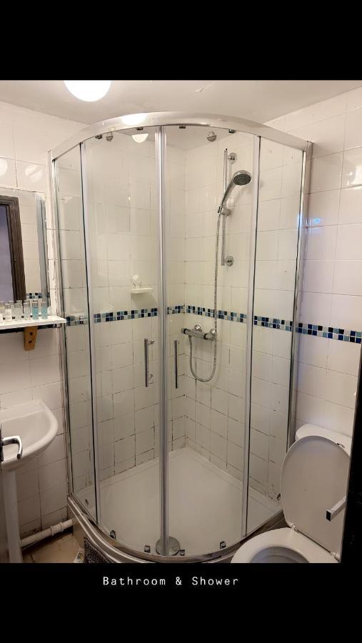 2 Bedroom Double Bed In East Londra Exterior foto