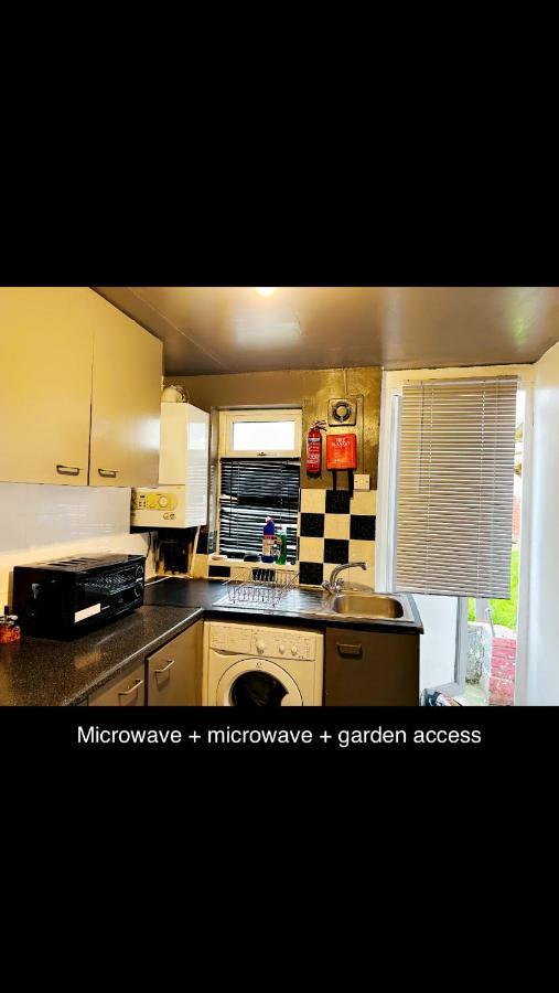 2 Bedroom Double Bed In East Londra Exterior foto