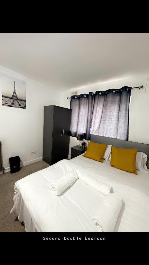 2 Bedroom Double Bed In East Londra Exterior foto