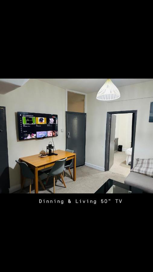 2 Bedroom Double Bed In East Londra Exterior foto