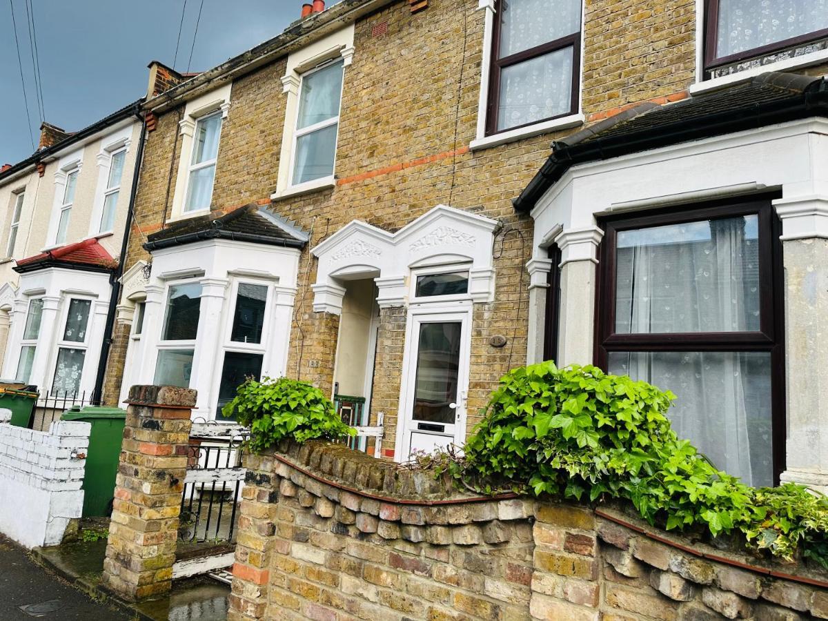 2 Bedroom Double Bed In East Londra Exterior foto